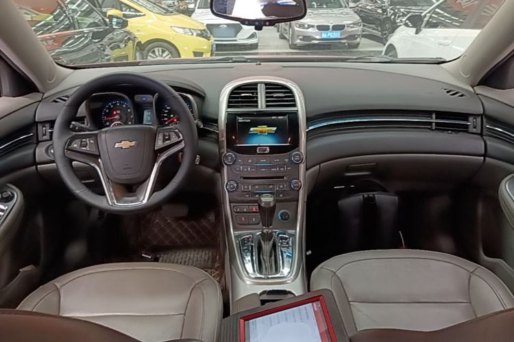 Used Chevrolet Malibu 2014 2.0L Automatic Luxury Edition Center Console