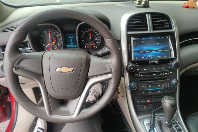 Used Chevrolet Malibu 2014 2.0L Automatic Comfort Edition Center Console