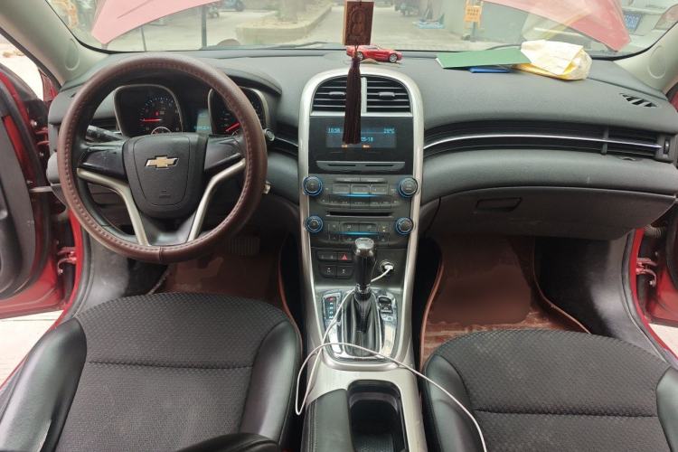 Used Chevrolet Malibu 2014 1.6T Automatic Comfort Edition Center Console