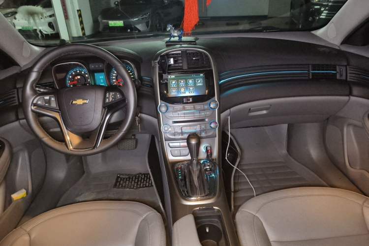Used Chevrolet Malibu 2014 2.0L Automatic Luxury Edition Center Console