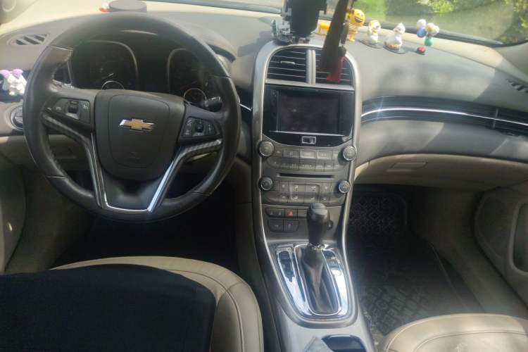 Used Chevrolet Malibu 2014 2.4L Automatic Flagship Edition Center Console