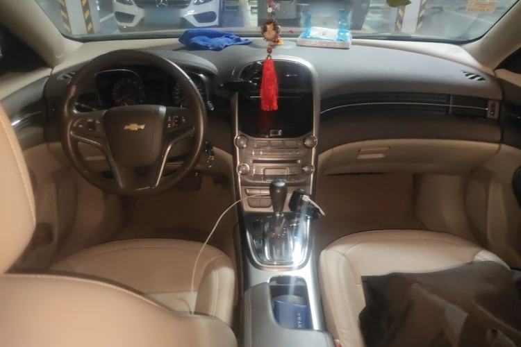 Used Chevrolet Malibu 2014 2.0L Automatic Luxury Edition Center Console