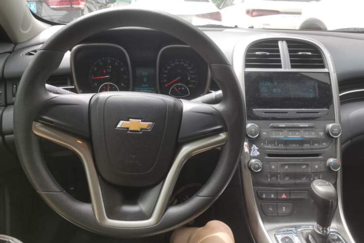 Used Chevrolet Malibu 2014 1.6T Automatic Comfort Edition Center Console