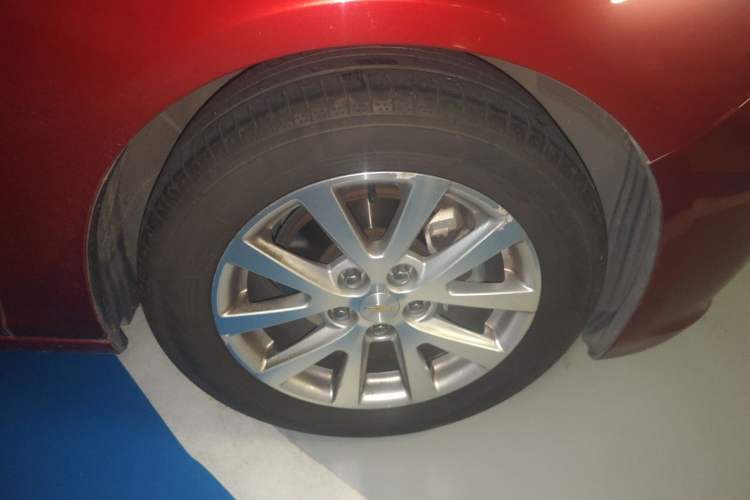 Used Chevrolet Malibu 2014 2.0L Automatic Luxury Edition Right Front Wheel Hub
