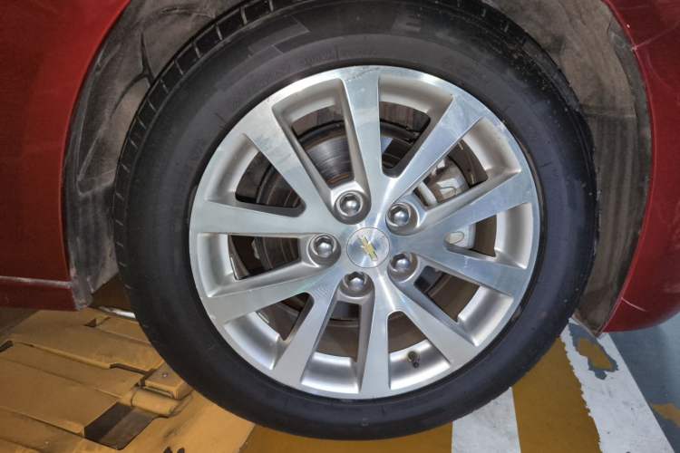 Used Chevrolet Malibu 2014 2.0L Automatic Luxury Edition Right Front Wheel Hub