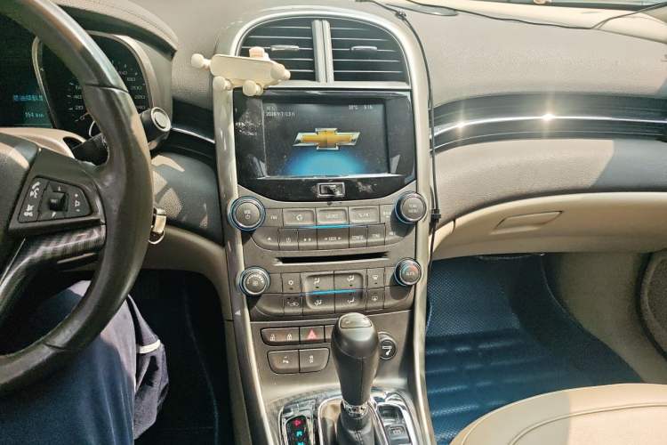 Used Chevrolet Malibu 2014 2.0L Automatic Luxury Edition Audio And AC Panel