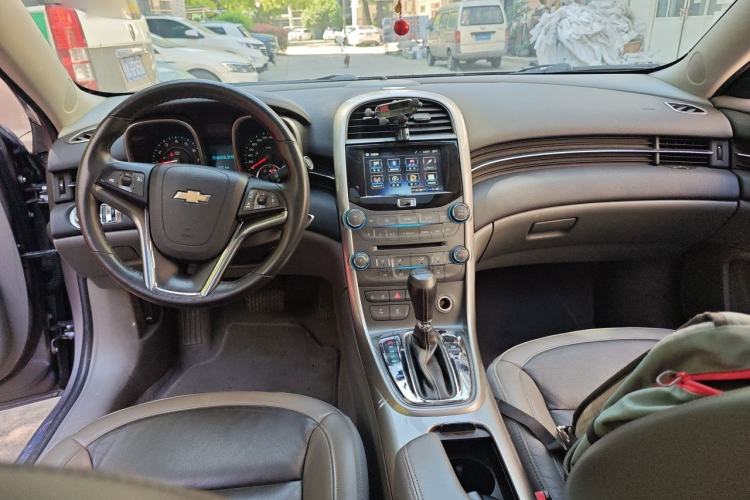 Used Chevrolet Malibu 2014 2.4L Automatic Luxury Edition Center Console