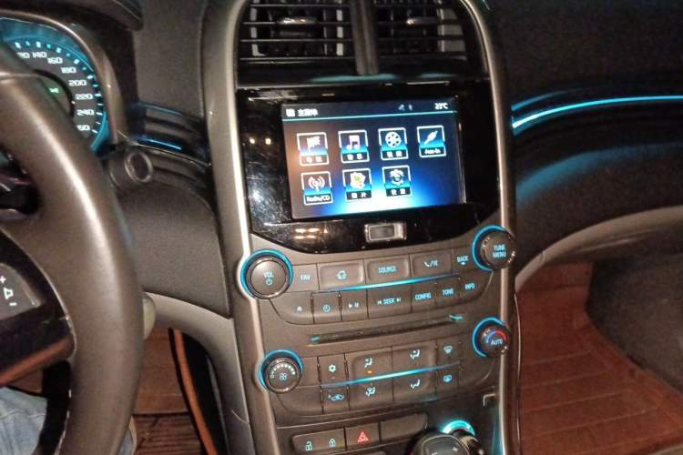 Used Chevrolet Malibu 2014 2.0L Automatic Luxury Edition Audio And AC Panel