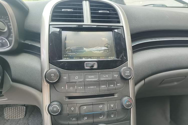 Used Chevrolet Malibu 2014 2.0L Automatic Luxury Edition Audio And AC Panel