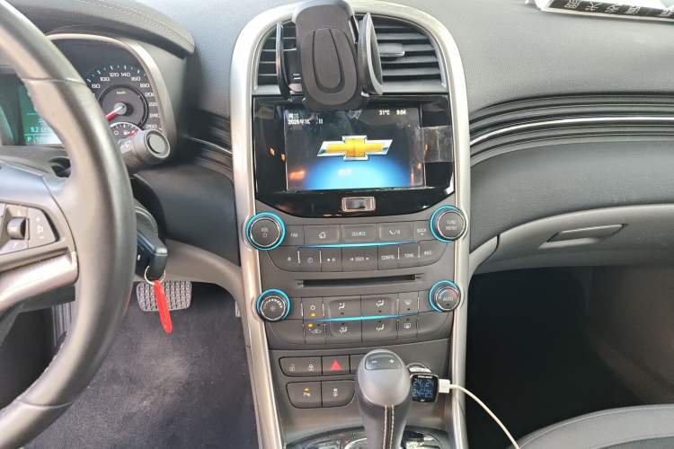 Used Chevrolet Malibu 2014 2.0L Automatic Luxury Edition Audio And AC Panel