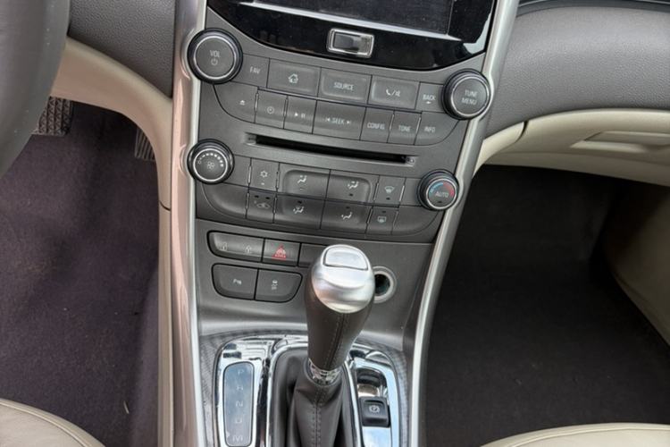 Used Chevrolet Malibu 2014 2.0L Automatic Luxury Edition Audio And AC Panel