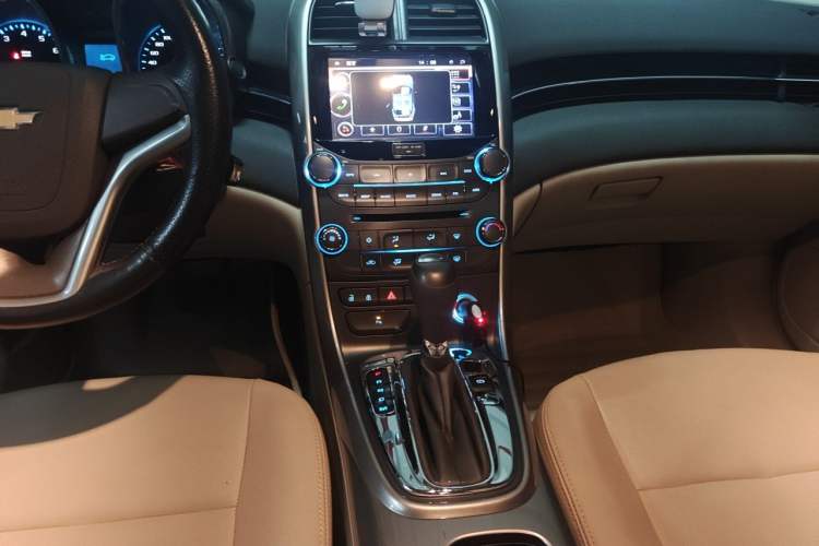 Used Chevrolet Malibu 2014 2.0L Automatic Comfort Edition Audio And AC Panel
