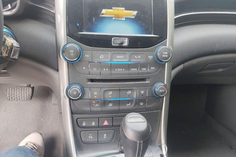Used Chevrolet Malibu 2014 2.0L Automatic Luxury Edition Audio And AC Panel