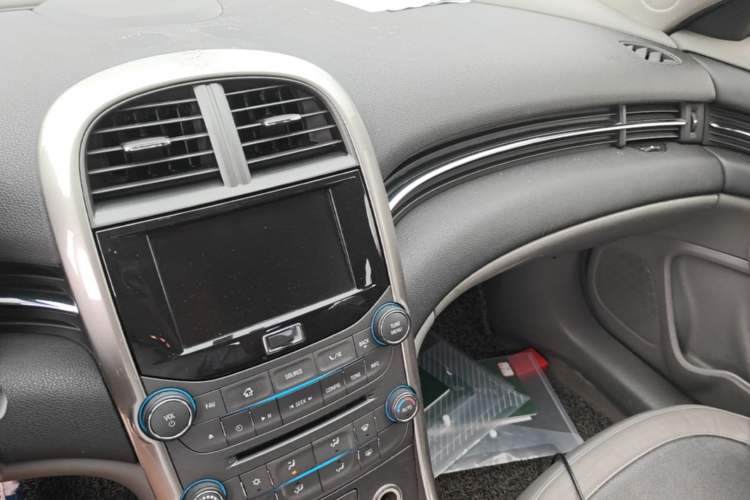 Used Chevrolet Malibu 2014 2.0L Automatic Luxury Edition Audio And AC Panel