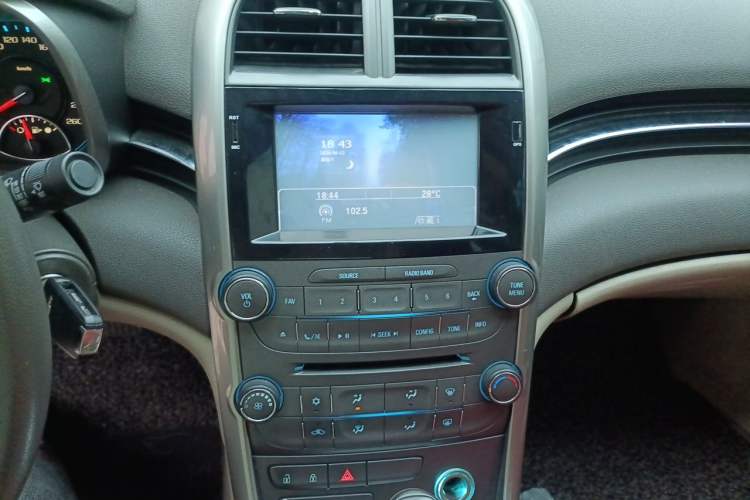 Used Chevrolet Malibu 2014 2.0L Automatic Comfort Edition Audio And AC Panel