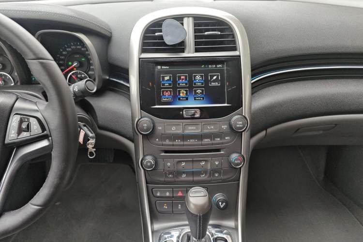 Used Chevrolet Malibu 2014 2.0L Automatic Luxury Edition Audio And AC Panel