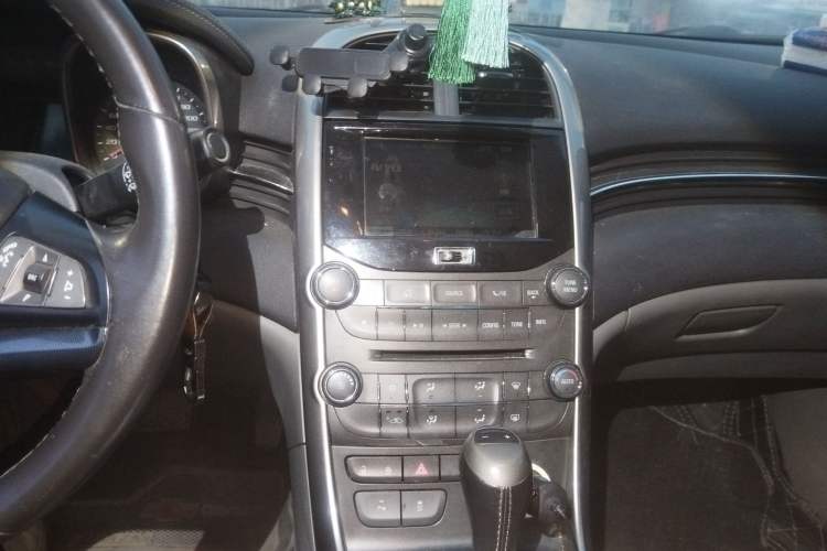 Used Chevrolet Malibu 2014 2.0L Automatic Luxury Edition Audio And AC Panel