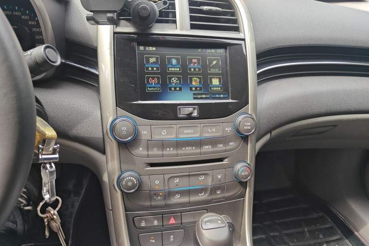 Used Chevrolet Malibu 2014 2.0L Automatic Luxury Edition Audio And AC Panel