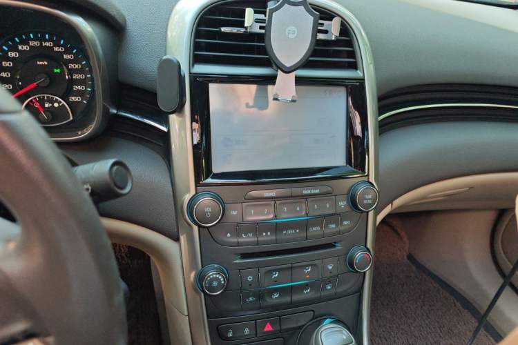 Used Chevrolet Malibu 2014 2.0L Automatic Comfort Edition Audio And AC Panel