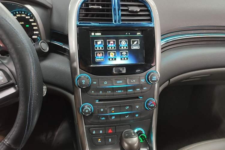 Used Chevrolet Malibu 2014 2.0L Automatic Luxury Edition Audio And AC Panel