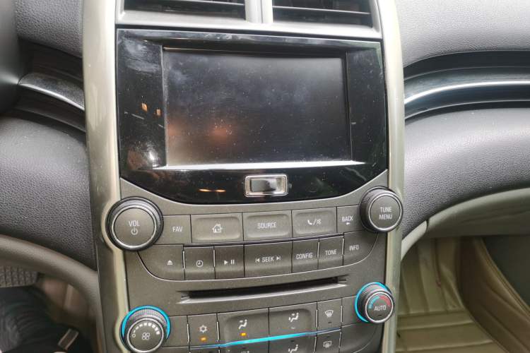 Used Chevrolet Malibu 2014 2.0L Automatic Luxury Edition Audio And AC Panel
