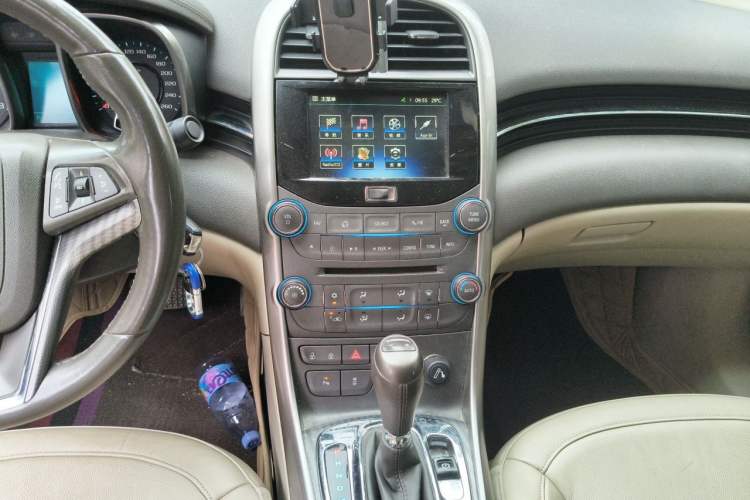 Used Chevrolet Malibu 2014 2.0L Automatic Luxury Edition Audio And AC Panel