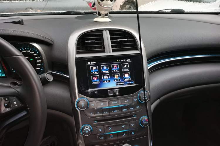 Used Chevrolet Malibu 2014 2.0L Automatic Luxury Edition Audio And AC Panel