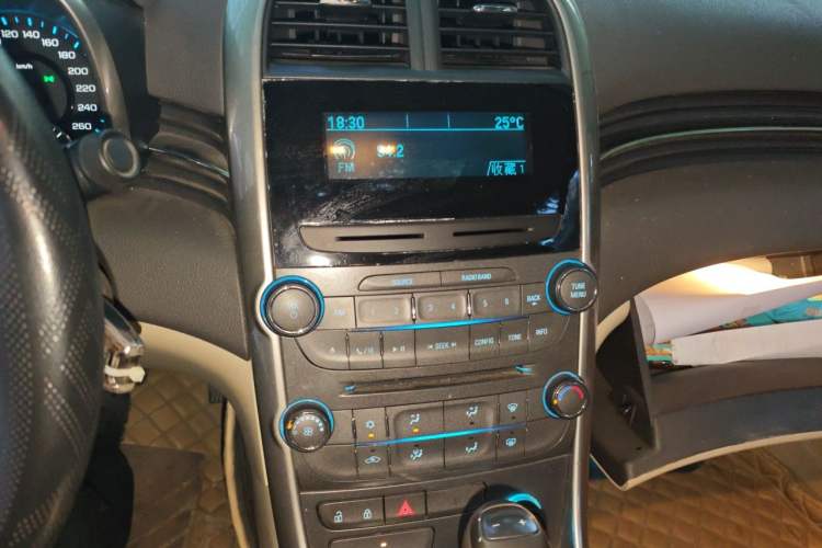 Used Chevrolet Malibu 2014 2.0L Automatic Comfort Edition Audio And AC Panel