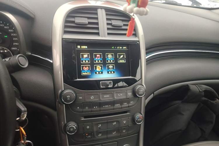 Used Chevrolet Malibu 2014 2.0L Automatic Luxury Edition Audio And AC Panel
