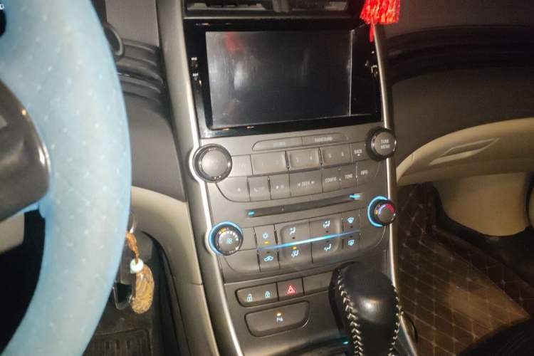 Used Chevrolet Malibu 2014 2.0L Automatic Comfort Edition Audio And AC Panel