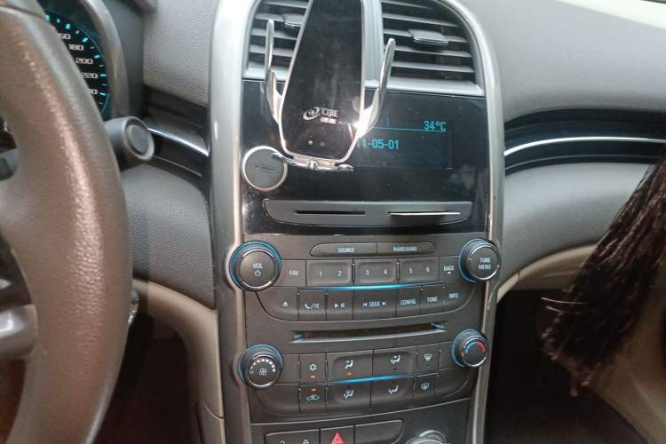 Used Chevrolet Malibu 2014 2.0L Automatic Comfort Edition Audio And AC Panel