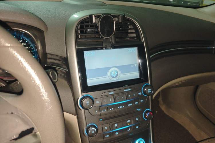 Used Chevrolet Malibu 2014 2.0L Automatic Comfort Edition Audio And AC Panel