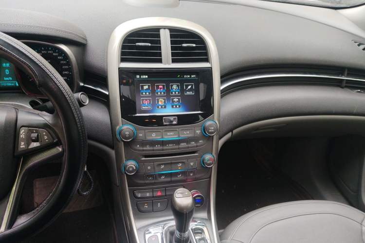 Used Chevrolet Malibu 2014 2.0L Automatic Luxury Edition Audio And AC Panel