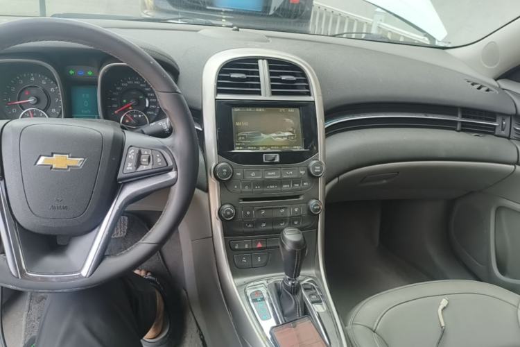 Used Chevrolet Malibu 2014 2.0L Automatic Luxury Edition Center Console