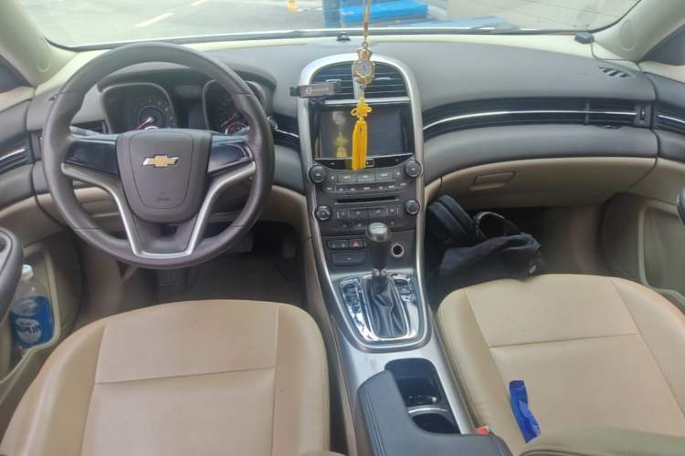 Used Chevrolet Malibu 2014 2.0L Automatic Comfort Edition Center Console