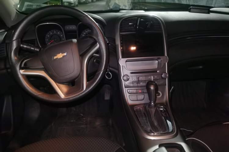 Used Chevrolet Malibu 2014 1.6T Automatic Comfort Edition Center Console
