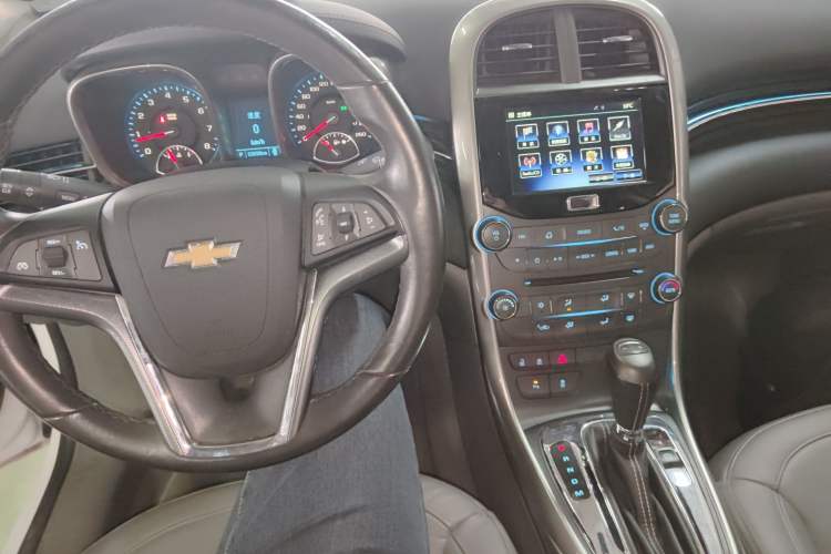 Used Chevrolet Malibu 2014 2.0L Automatic Luxury Edition Center Console