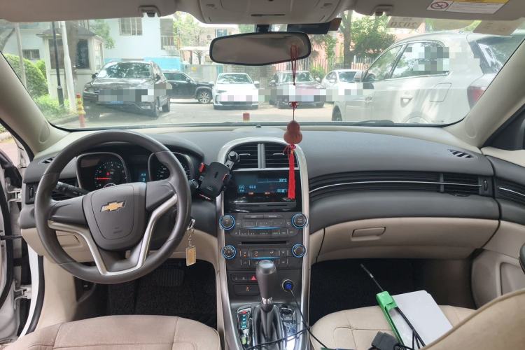 Used Chevrolet Malibu 2014 2.0L Automatic Comfort Edition Center Console