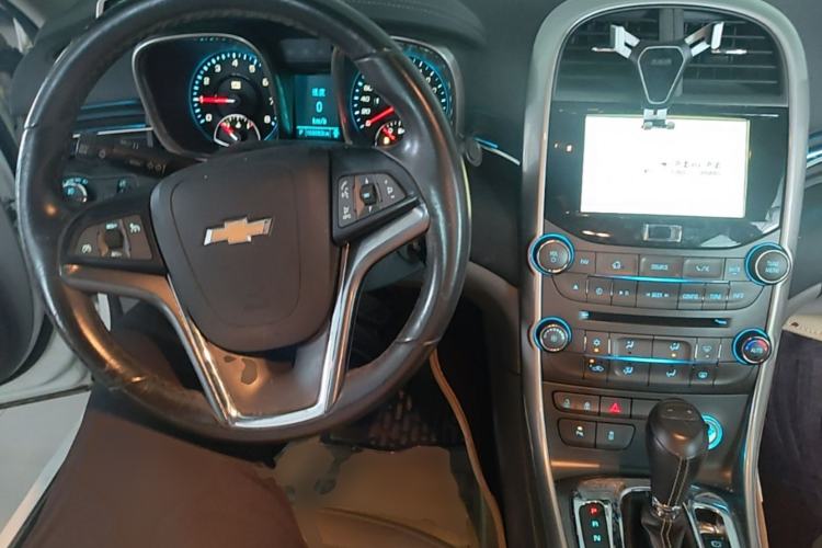 Used Chevrolet Malibu 2014 2.0L Automatic Luxury Edition Center Console