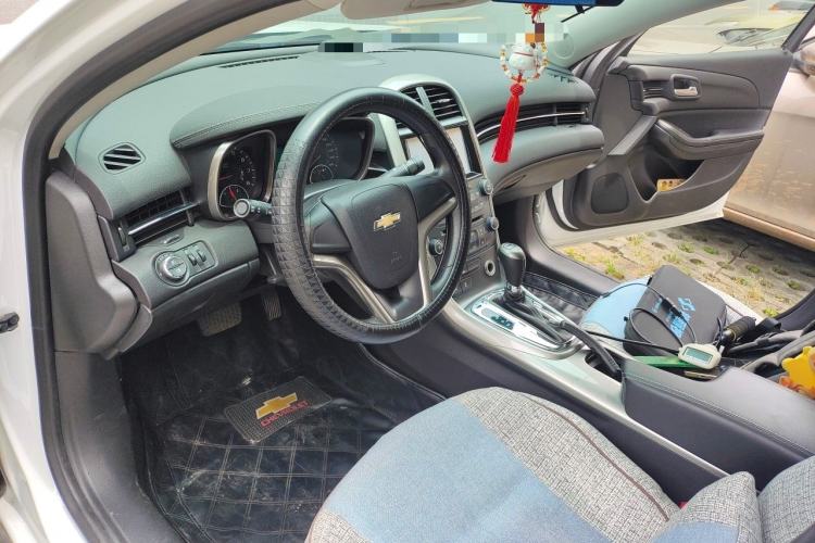 Used Chevrolet Malibu 2014 1.6T Automatic Comfort Edition Center Console