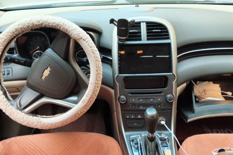 Used Chevrolet Malibu 2014 2.0L Automatic Comfort Edition Center Console