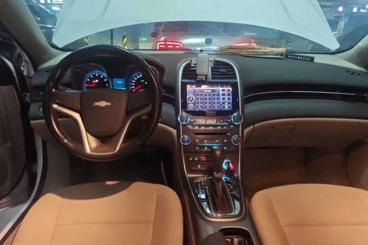 Used Chevrolet Malibu 2014 2.0L Automatic Comfort Edition Center Console