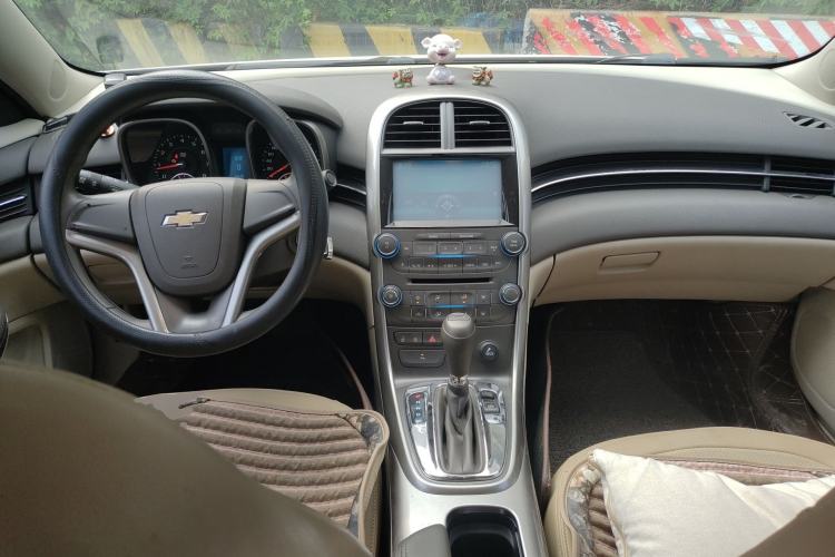 Used Chevrolet Malibu 2014 2.0L Automatic Comfort Edition Center Console