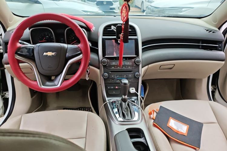 Used Chevrolet Malibu 2014 2.0L Automatic Comfort Edition Center Console