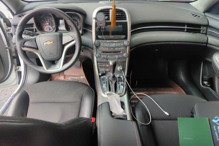 Used Chevrolet Malibu 2014 1.6T Automatic Comfort Edition Center Console
