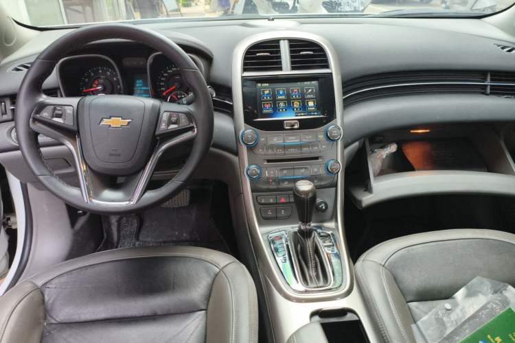 Used Chevrolet Malibu 2014 2.0L Automatic Luxury Edition Center Console