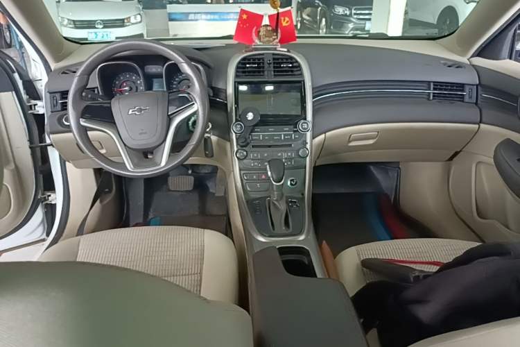 Used Chevrolet Malibu 2014 2.0L Automatic Comfort Edition Center Console