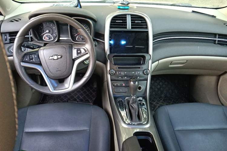 Used Chevrolet Malibu 2014 2.0L Automatic Comfort Edition Center Console