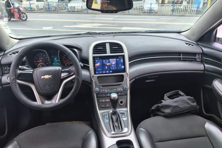 Used Chevrolet Malibu 2014 1.6T Automatic Comfort Edition Center Console