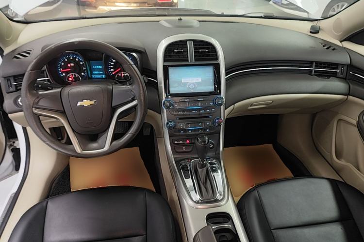 Used Chevrolet Malibu 2014 2.0L Automatic Comfort Edition Center Console
